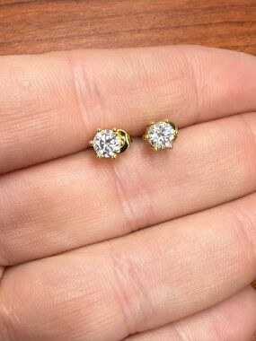 Moissanite 1ct Stud Earrings - Elegant Sparkle